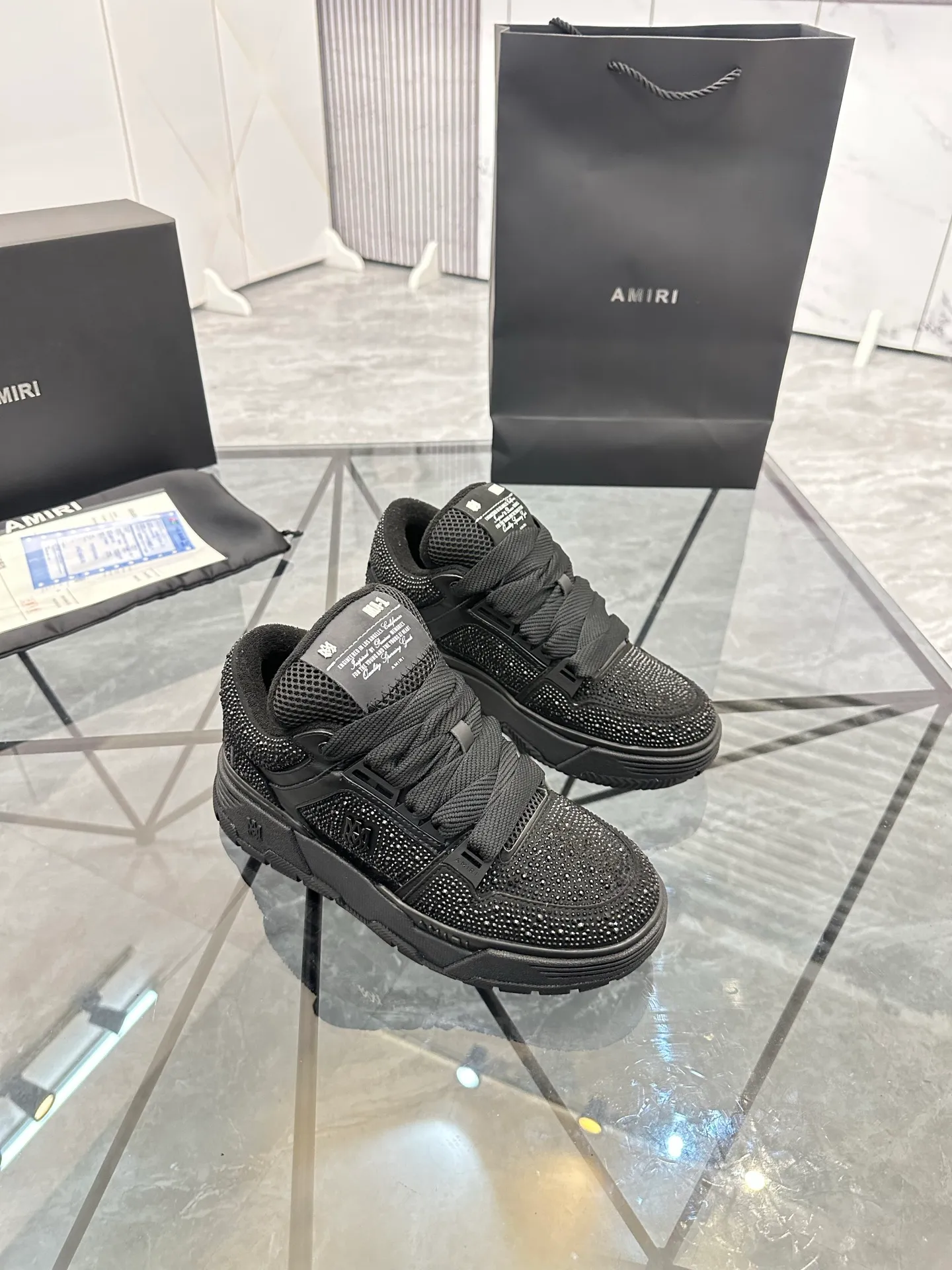 Men's shoes: 💰P760¥ Guangzhou top quality Product trademark: AMIRI* "Amir*] low-top casual shoes Regular size: 39-44 (can be customized to 45) Product material: imported first-layer cowhide leather upper, professional hot-drilling process, breathable lining, original outsole. Number: 525